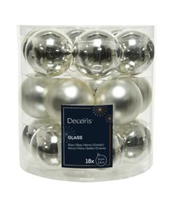 glas julekugler med diameter 4 centimeter i blank og mat sølv farve