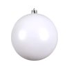 stor plastik julekugle i mat hvid farve i ø tyve centimeter