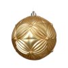 stor plastik julekugle guld ø tyve centimeter med mønster af sammen flettede blomster