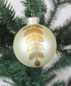 flotte lysegrønne matte glas julekugler med guld glitter blade rundt om på julekuglen