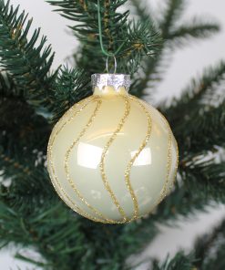 flotte lysegrønne blanke glas julekugler med guld glitter streger rundt om på julekuglen