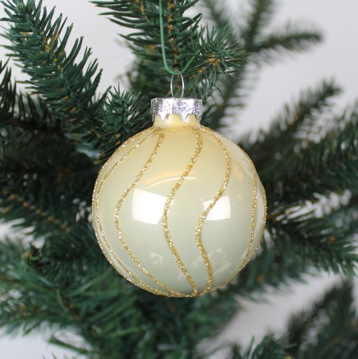 flotte lysegrønne blanke glas julekugler med guld glitter streger rundt om på julekuglen