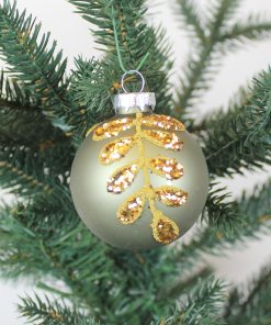 flotte grønne matte glas julekugler med guld glitter blade rundt om på julekuglen