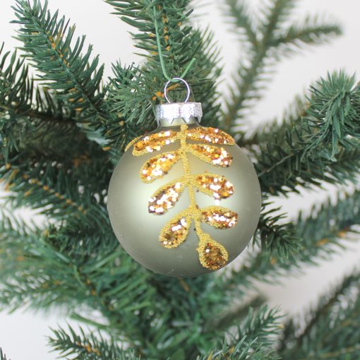 flotte grønne matte glas julekugler med guld glitter blade rundt om på julekuglen