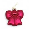 glas julekugle sløjfe i rød farve med øje i toppen til ophæng der måler 8,2 x 8,5 x 3,9 centimeter