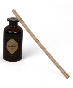 80 milliliter duftfrisker med 5 pinde med en aromatisk duft af sadeltræ og rav