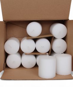 kasse med 12 styk lave hvide bloklys på 8 x 6,8 centimeter i diameter og 37 brændetimer