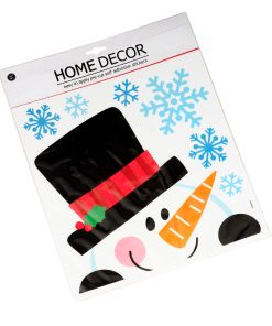 vinduesdekoration med glad snemand med sort hat der kikker ind ad vinduet