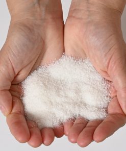 løs blød sne vist frem i to hænder