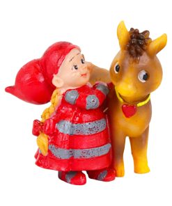 babynisse pige står sammen med brun hest