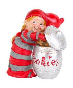 babynisse pige med fingrene i en sølvfarvet tønde fyldt med cookies