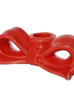 lysestage i porcelæn i rød formet som en sløjfe der måler 11,2 x 6 x 4,2 centimeter