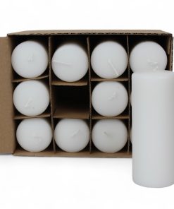 kasse med 12 styk hvide bloklys på 15 x 5,8 centimeter i diameter og 50 brændetimer