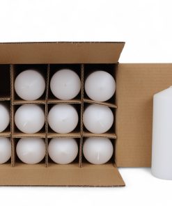 kasse med 12 styk høje hvide bloklys med kinatop på 18 x 6,8 centimeter i diameter