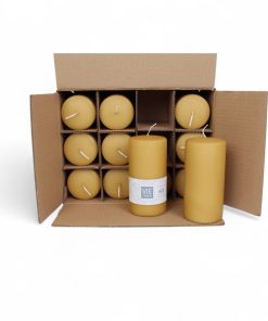 kasse med 12 styk latte brune bloklys på 6,8 x 14 centimeter til fester