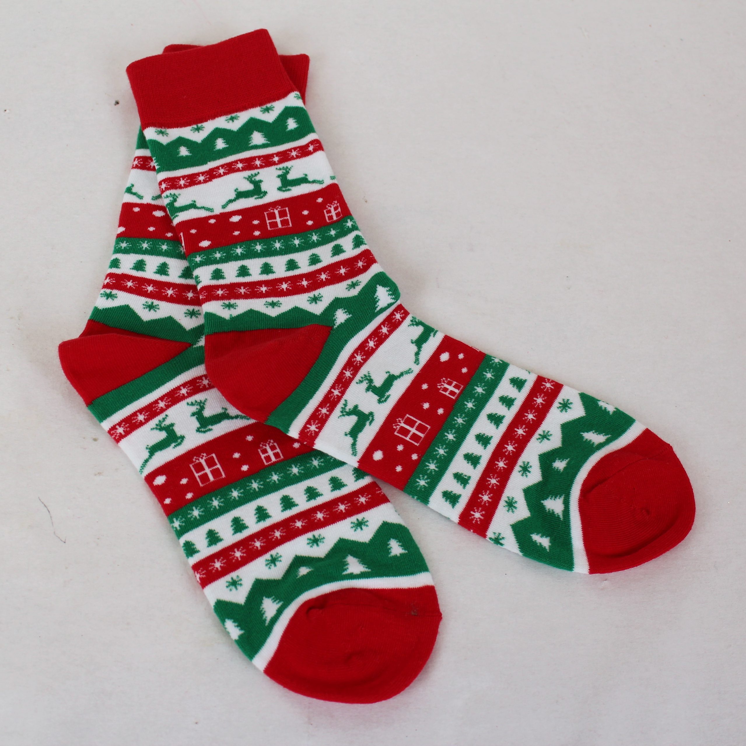stribede julestrømper røde, grønne og hvide farver med julemotiver i størrelse 36 – 40