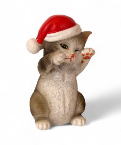siddende kat med nissehue højde 8 centimeter