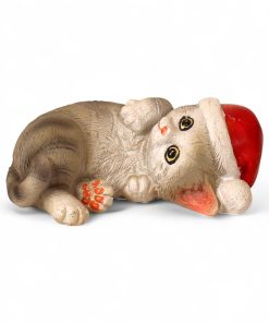 liggende kat med nissehue højde 8 centimeter