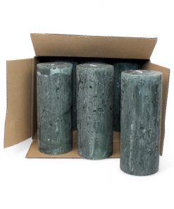 kasse med 9 styk  grønne rustikke bloklys 10 centimeter høje og 6 centimeter i diameter gennemfarvede