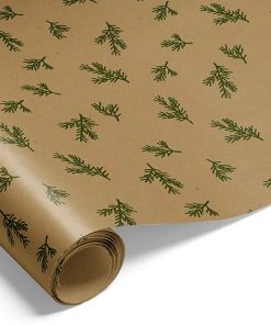 brunt gavepapir til gaveindpakning med grankviste