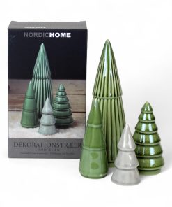 flot æske med fire porcelæns juletræer i forskellige grønne farver og højde