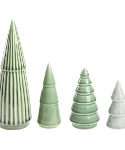 4 forskellige grønne juletræer i porcelæn til dekoration