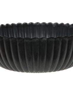 rund sort plastik form med riller der måler 25 x 9 centimeter