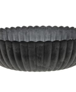 rund sort plastik form med riller der måler 30 x 9 centimeter