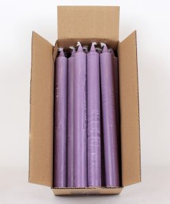 kassetilbud på 18 styk mørk lavendel kronelys i 100% ren stearin på 25 centimeter