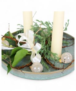 juledekoration set tæt på med råhvide dekorationslys