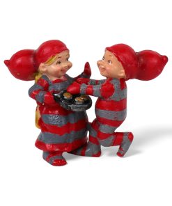 babynissefigur i polystone på 6 centimeter med pige og dreng der spiser æbleskiver