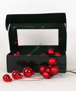 små røde matte og blanke dekorationskugler i glas