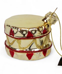 glasfigur med tromme i guld som juletræspynt der måler 6 centimeter i diameter