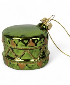 glasfigur med tromme i grøn som juletræspynt der måler 6 centimeter i diameter