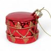 glasfigur med tromme i rød som juletræspynt der måler 6 centimeter i diameter