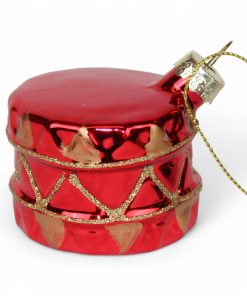 glasfigur med tromme i rød som juletræspynt der måler 6 centimeter i diameter
