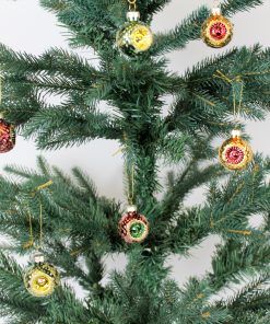 seks refleksjulekugler på et grønt juletræ