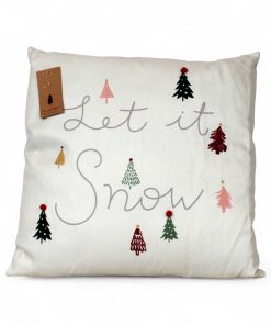 hvid julepude på 45 x 45 centimeter i fløjl med juletræer og let it snow