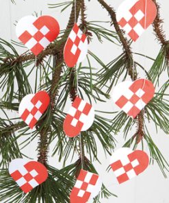rød og hvid julehjerteranke i papir på to meter snor