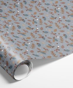 10 meter miljøvenligt gråt julegavepapir med skovmotiv og mat finish
