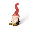 8 centimeter høj koglenisse med rød knækket nissehue midtpå og langt skæg