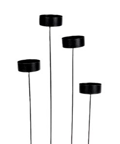 sort metal lysholdere på spyd i fire forskellige højder til fyrfadslys