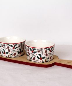 to porcelænsskåle med julens kviste med bær og kogler på træ bakke med hank på 26 centimeter