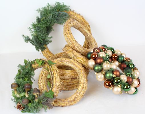 Halmkranse med mos, gran og julekugler som dekoration
