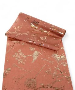 gammelrosa farvet bordløber til jul med grenpynt i guld 300 x 28 centimeter