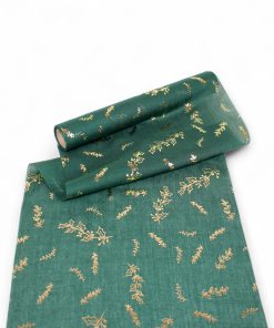 grøn bordløber til jul med grenpynt i guld 300 x 28 centimeter