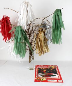 fastelavnsris med papirkvaster af silkepapir