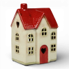 keramikhus til fyrfadslys i beige og rød der måler 15 x 10 x 8 centimeter set fra siden