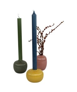 tre procelænsvaser med lys og grene