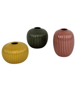 tre styk porcelænsvaser med riller i gul, grøn og rød i tre højder på 5,5, 6,8 og 9 centimeter